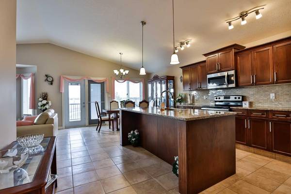 Lethbridge, AB T1K 6W3,332 Stonecrest PL West