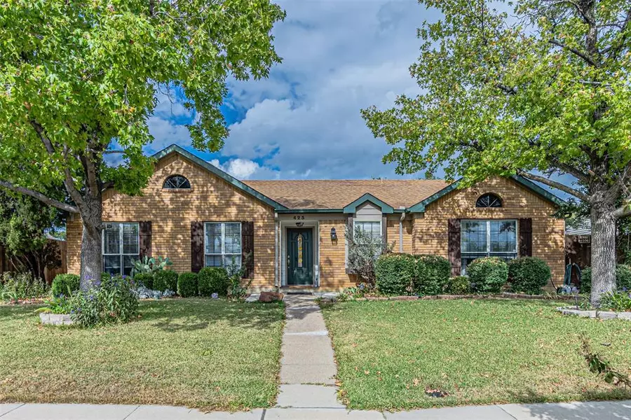 423 Kirkwood Drive, Lewisville, TX 75067