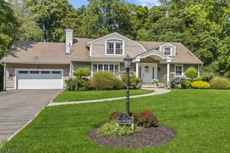 17 Brookside Ter, North Caldwell Boro, NJ 07006