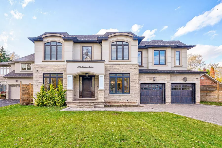 390 Sandhurst DR, Oakville, ON L6L 4L3