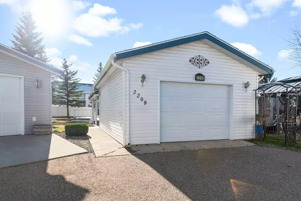 Red Deer, AB T4R 2Z8,2208 Danielle DR