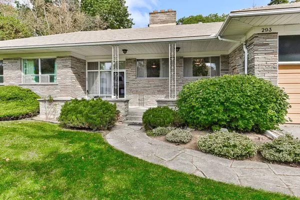 Oakville, ON L6K 3N3,293 River Side DR