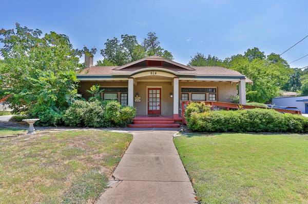 914 N Locust Street,  Denton,  TX 76201