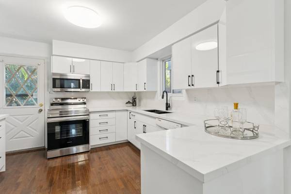 17 Wendover RD, Toronto W08, ON M8X 2L1