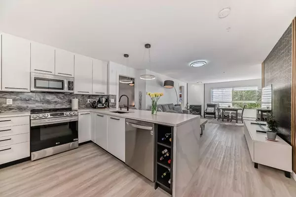 22 Richard PL SW #228,  Calgary,  AB T3E 7N6