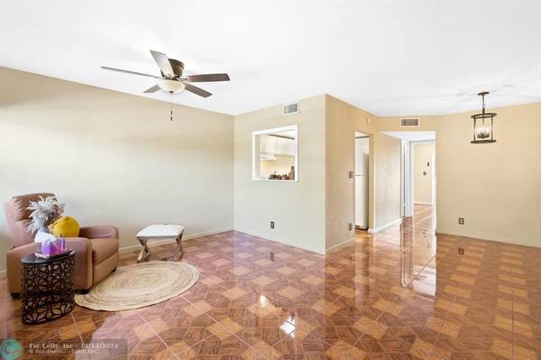 Sunrise, FL 33322,9141 Sunrise Lakes Blvd  #205