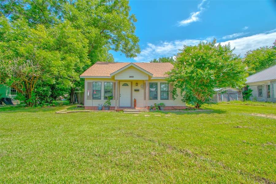 2432 W Kaufman Street, Paris, TX 75460