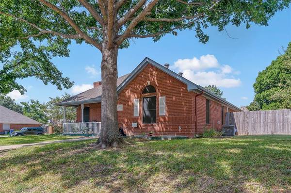 1301 Highcrest Drive, Burleson, TX 76028