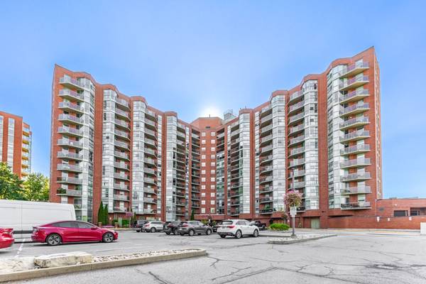 10 Dean Park RD #905, Toronto E11, ON M1B 3G8