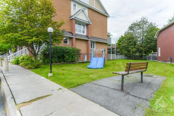 1100 GABLEFIELD Private #4, Ottawa, ON K1J 1E3