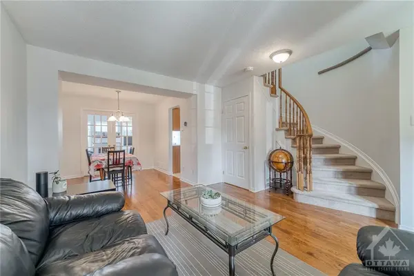 1564 DUPLANTE AVE, Ottawa, ON K4A 3Z2