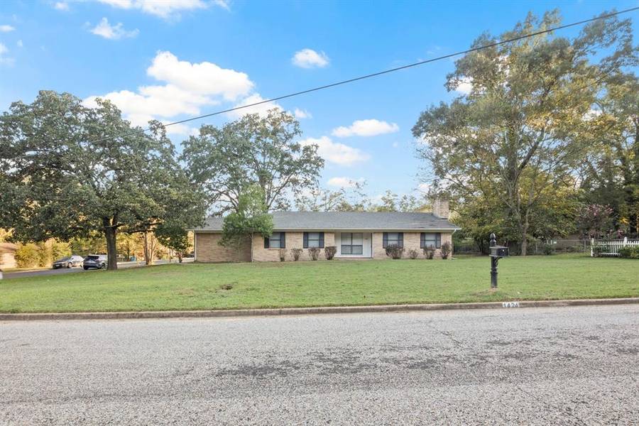 1424 Larkin Avenue, Mount Pleasant, TX 75455