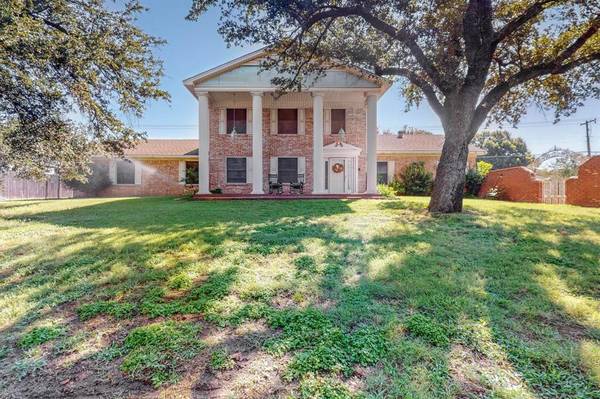 2 Linderhof Circle, Bedford, TX 76022