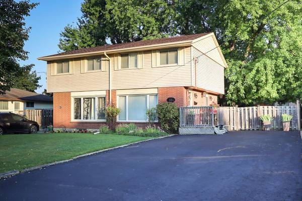 11 Westlake LN, St. Catharines, ON L2N 4C9