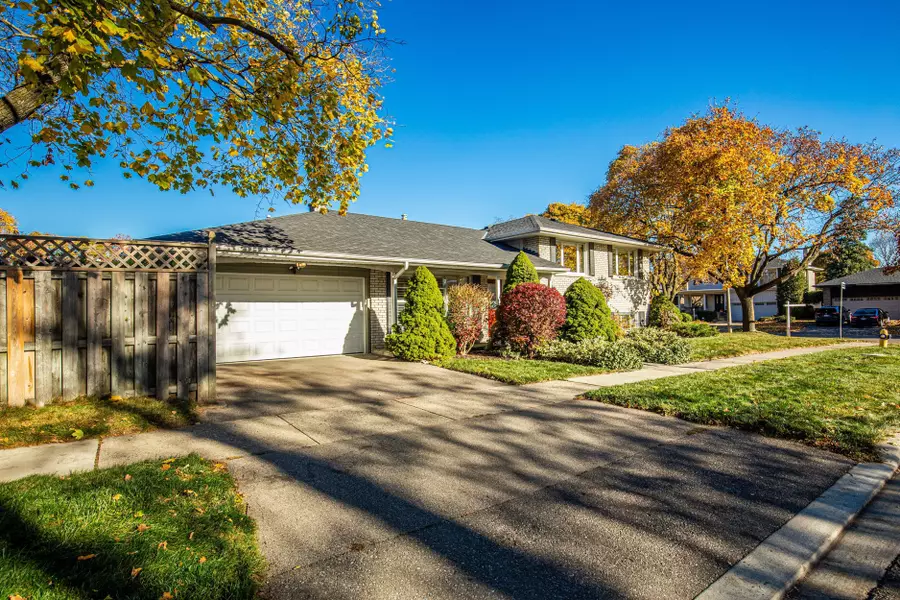 69 Ashmount CRES, Toronto W09, ON M9R 1C9