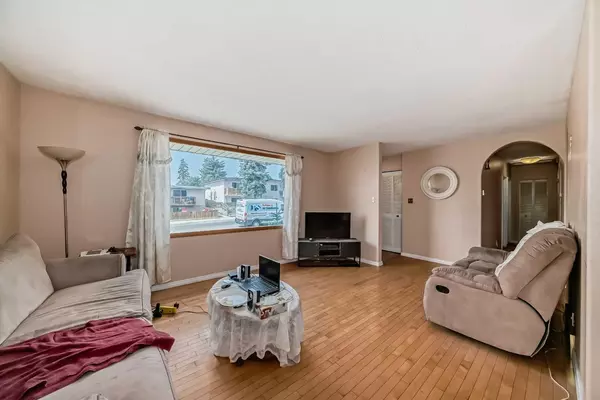 Calgary, AB T2A1X6,723 Raynard CRES SE