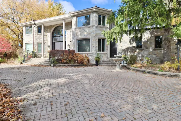 Vaughan, ON L6A 1G2,716 Woodland Acres CRES