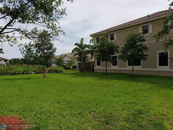 Davie, FL 33325,12350 N Village Cir  #5