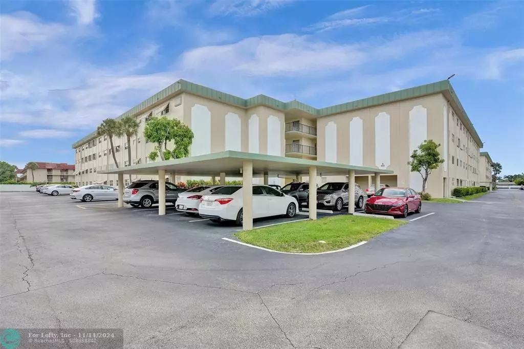 Deerfield Beach, FL 33441,810 SE 7th St  #207A