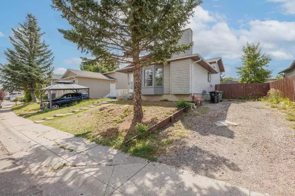 Calgary, AB T3J 1N3,12 Castleglen CRES NE