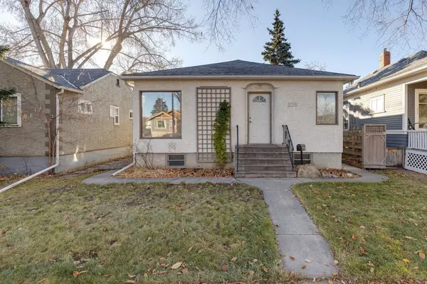 205 19 AVE NW,  Calgary,  AB T2M 0Y3