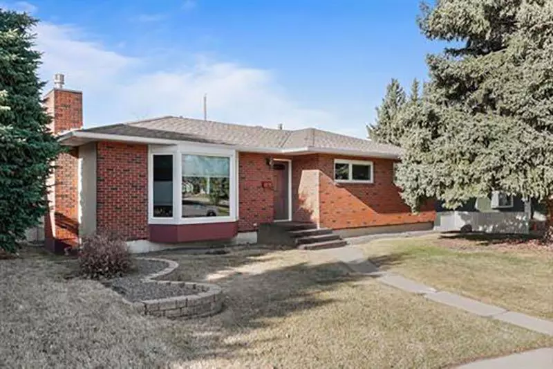 4012 Chatham PL Northwest, Calgary, AB T2L 0Z6