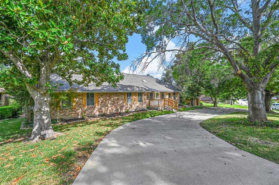 4105 Village Green Drive, Irving, TX 75038