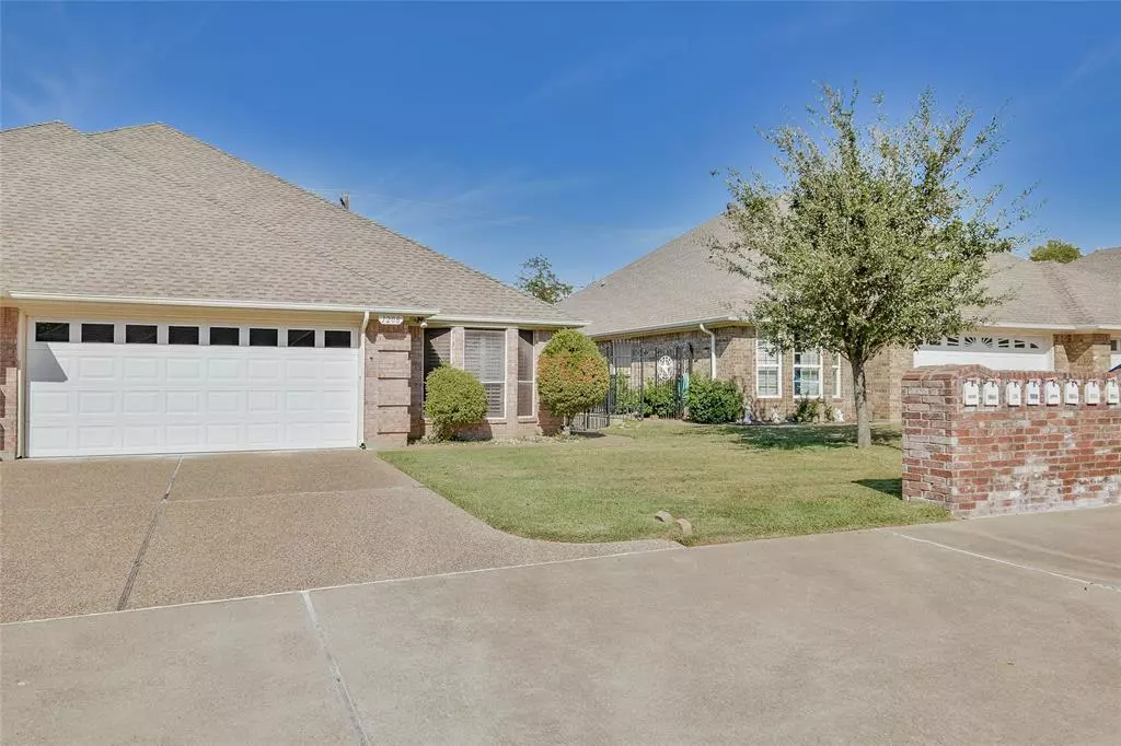 Granbury, TX 76048,1208 Henard Lane