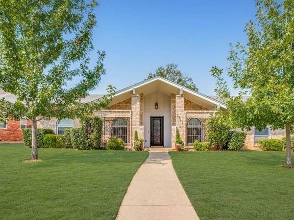 2517 Ingleside Drive, Grand Prairie, TX 75050