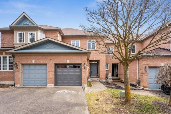 2 Mary Gapper CRES #9, Richmond Hill, ON L4C 0J4