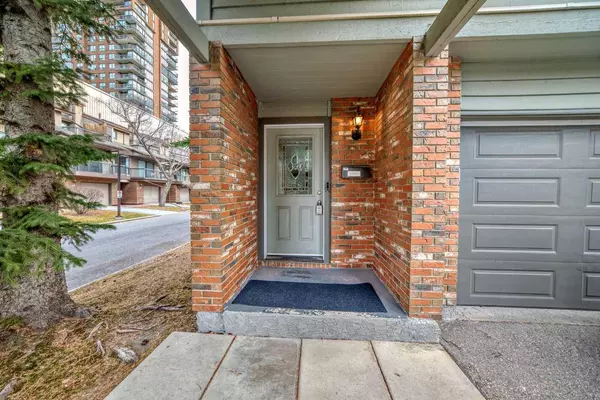 Calgary, AB T3B 5C4,579 Point Mckay GRV Northwest