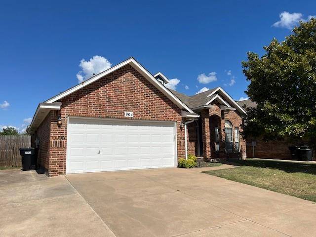 904 Oak Creek Drive, Moore, OK 73160