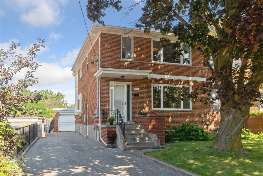 129 Brookhaven DR, Toronto W04, ON M6M 4P1