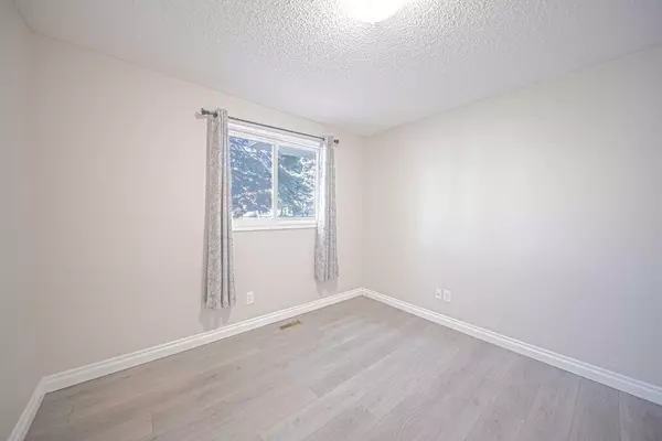 Calgary, AB T1Y 4W8,2519 38 ST Northeast #70