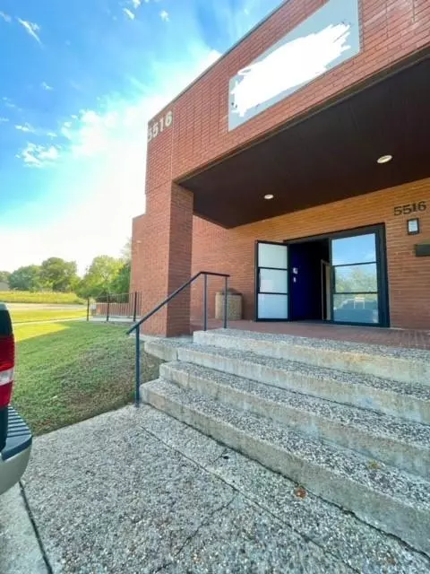 5516 Brentwood Stair Road, Fort Worth, TX 76112