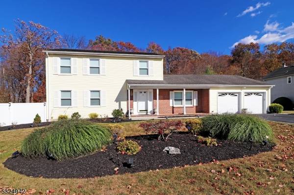 16 Fox Run Dr, East Hanover Twp., NJ 07936