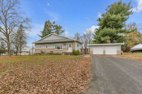 2346 Burbrook RD, Kingston, ON K7L 4V4