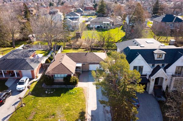 17 Ryder RD, Vaughan, ON L6A 1E4