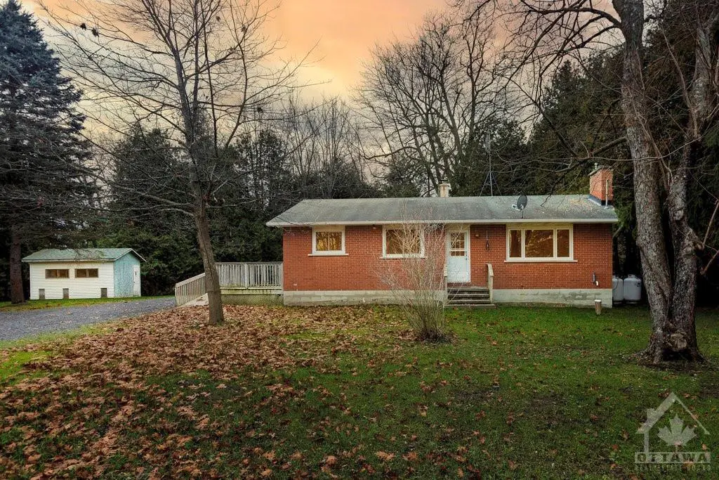 Carp, ON K0A 1L0,697 OAK CREEK RD