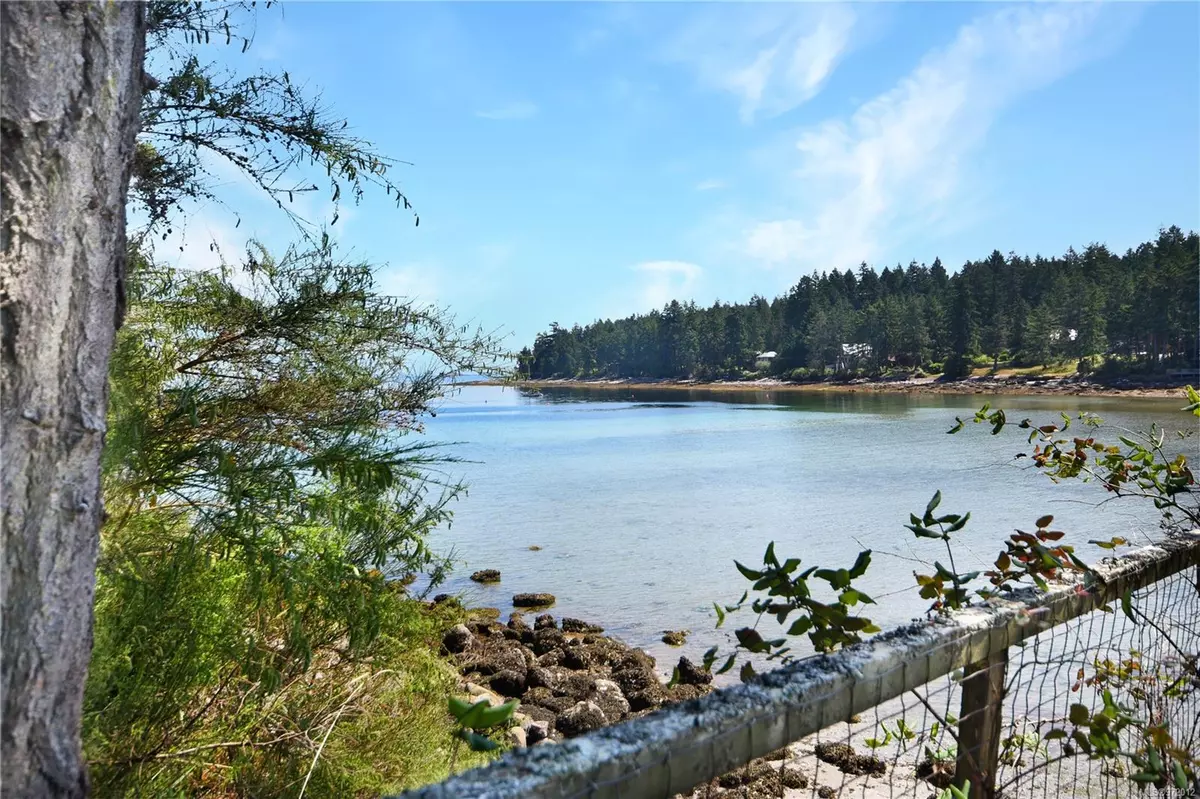 Gabriola Island, BC V0R 1X0,10 Decourcy Dr