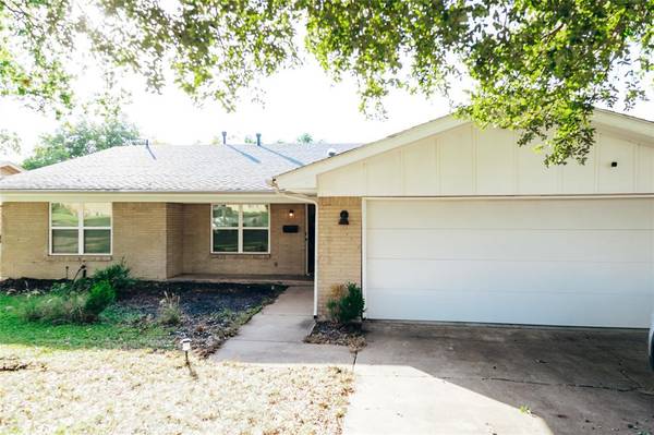 2912 Conejos Drive, Fort Worth, TX 76116