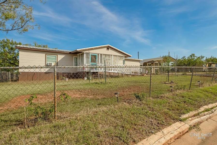 128 Apache Road, Tye, TX 79563