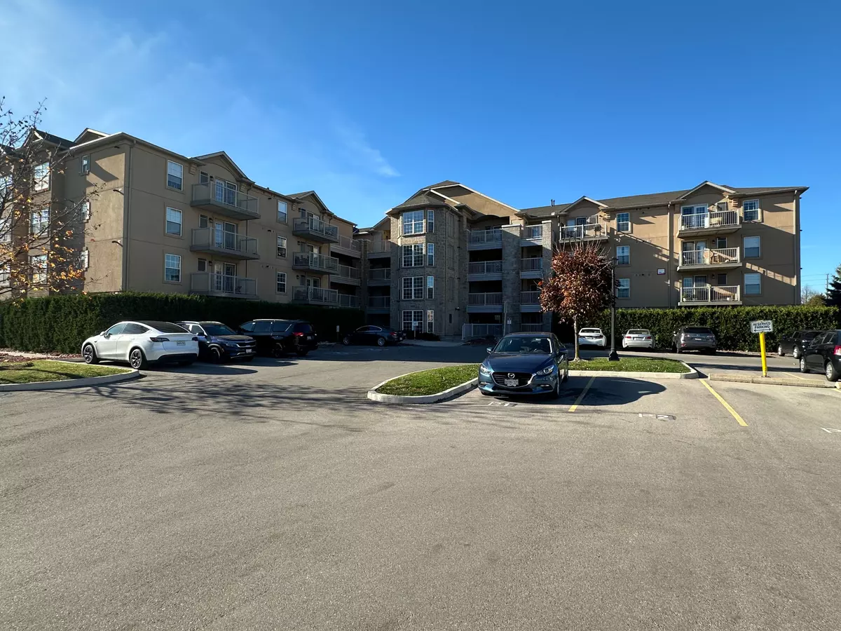 Oakville, ON L6M 4N3,1490 Bishops Gate #105