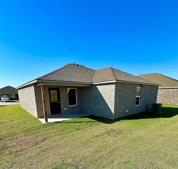 Harrah, OK 73045,21193 River Mist Drive