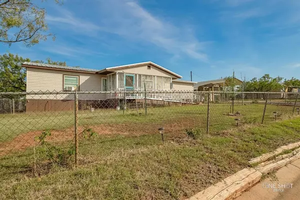 128 Apache Road, Tye, TX 79563