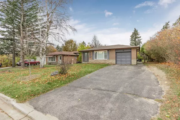 Barrie, ON L4M 2X6,26 Roslyn RD #Upper