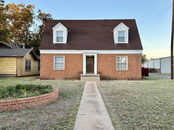 921 E Walnut Street, Altus, OK 73521