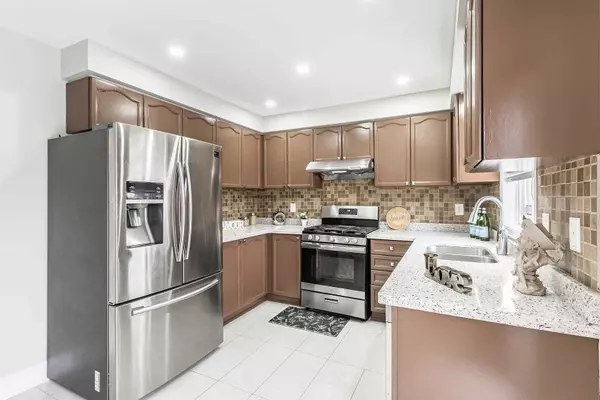 17 Roadmaster LN #Upper, Brampton, ON L7A 3A9