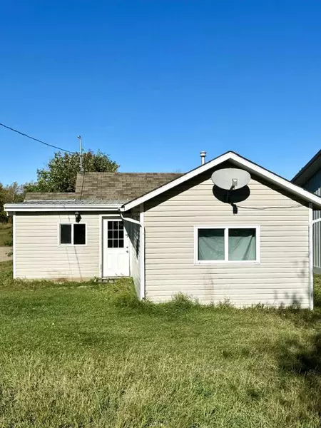 18 Railway AVE E, St. Walburg, SK S0M2T0