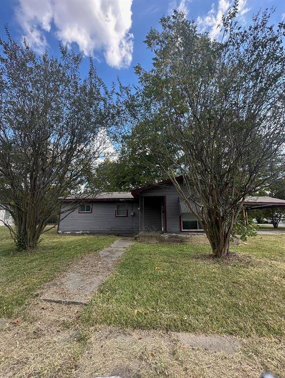 1105 S Donoho Street, Clarksville, TX 75426